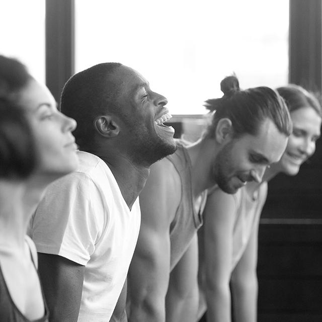 aula de yoga em grupo com pessoas felizes