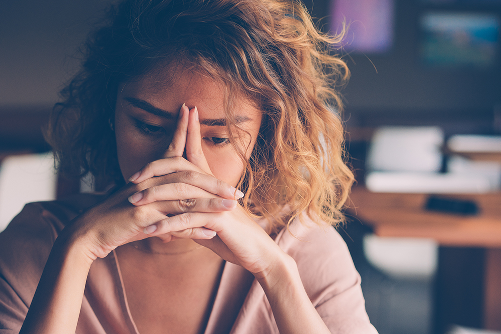 Síndrome de Burnout: Mulher branca extremamente casada e com as mãos no rosto