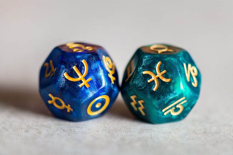 Dois dados com símbolos astrológicos